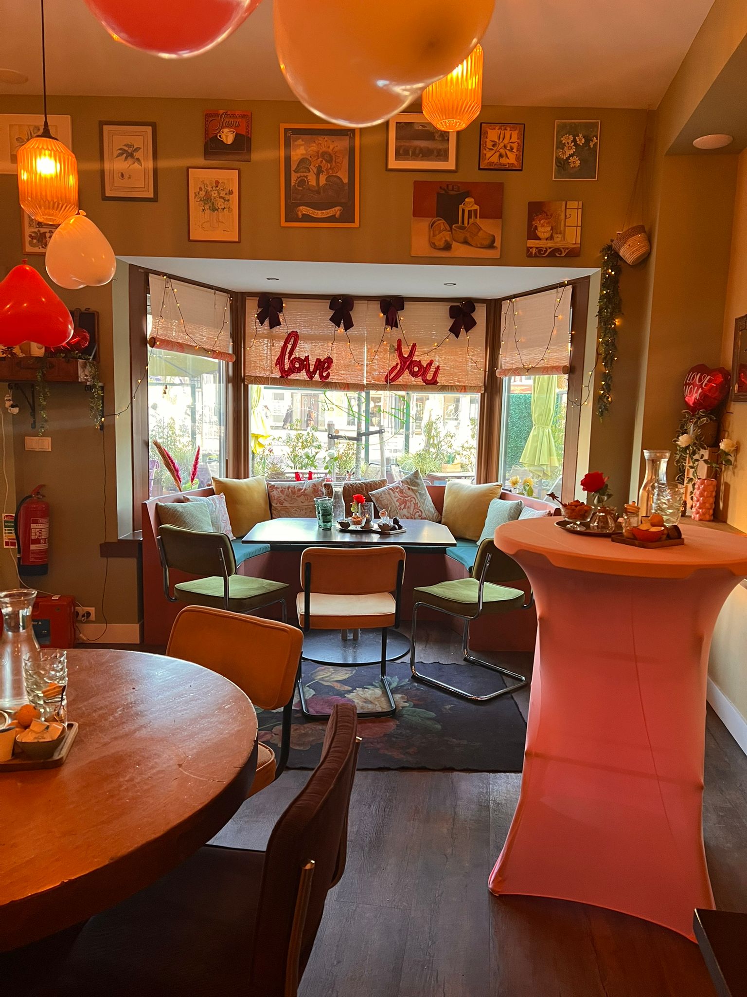 Evi Deli from the inside